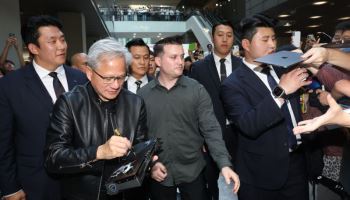 GPU에 사인하는 젠슨 황 엔비디아 CEO