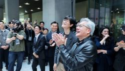 네이버 1784 종횡무진 젠슨 황…웹툰·치지직·로봇까지 ‘AI 동맹'(종합)