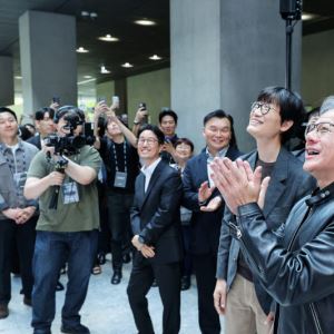 네이버 1784 종횡무진 젠슨 황…웹툰·치지직·로봇까지 ‘AI 동맹’(종합)