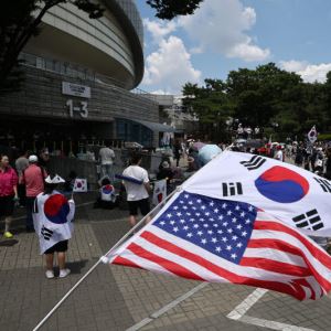 잠실개표소 성조기 늘었다…평일 되면서 정치색 짙어져