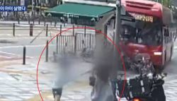 저건 본능이다…돌진 버스 앞 아이 끌어당긴 엄마