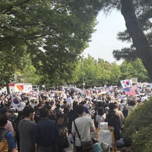 "가방에 든 그거 뭐야"…도 넘은 '잠실 개표소 시위', 경찰도 강력 대응(종합)