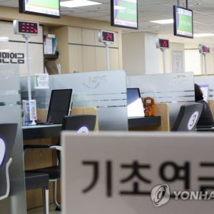 연금소득 늘었지만 노후는 여전히 빠듯…女노인, 기초연금 의존 여전