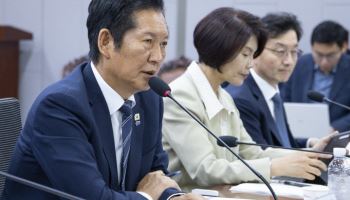 與 의총서 정청래 사퇴 요구 빗발…미소 띤 鄭 "잘 들었다"