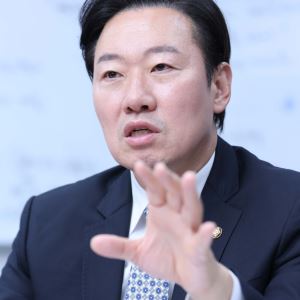 Rep. Park blames ''anti-business politics'' for weak won