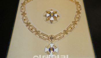 伊, 李대통령에 최고등급 훈장 수여…이재용 회장 참석