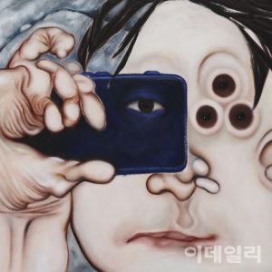 내 눈 가린 휴대폰 카메라…말 필요 없는 한 장면 [e갤러리]