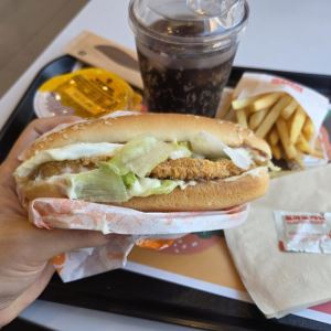 "제발 다시 팔아달라" 팬이 되살린 '롱치킨 버거'…과연 그 맛은[먹어보고서]