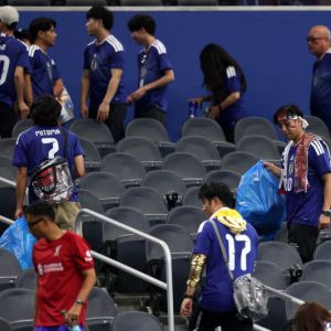 일본 '관중석 청소' 또 화제…네덜란드와 무승부 후 '쓰레기 줍줍'
