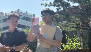 잠실 투표소 용품, 또 전한길 손에…"선거인명부 대조전표도 확보"