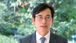 유시민, 노무현재단 떠난다…"내 비평 활동에 겪을 어려움 우려"