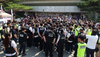 `잠실 개표소` 진입 또 무산 …경찰 "시위대 수사, 엄정 사법처리"