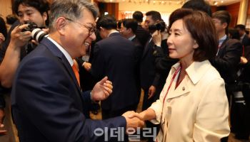 제17회 이데일리 전략포럼에서 인사 나누는 곽재선 회장-나경원 의원
