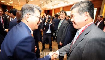 제17회 이데일리 전략포럼에서 인사 나누는 곽재선 회장-제임스 킴 암참 회장