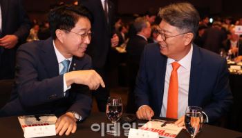 이야기 나누는 곽재선 KG·이데일리 회장-조정식 국회의장