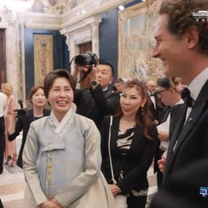 "아! 내가 좋아하는"...김혜경 여사, 李대통령이 페라리 회장 소개하자