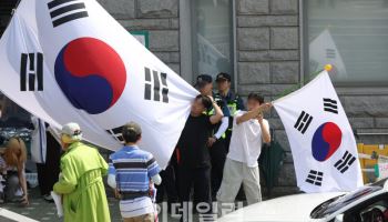 개표소 시위 격화하는데…경찰 '흐린 눈' 언제까지[현장에서]