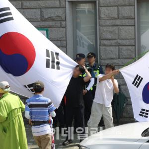 개표소 시위 격화하는데…경찰 '흐린 눈' 언제까지[현장에서]