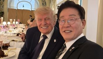 "트럼프, 아내와 손가락 걸고 골프 약속"...李대통령, 투샷 공개