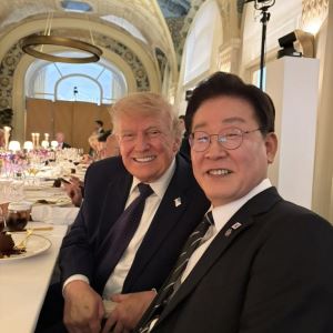 "트럼프, 아내와 손가락 걸고 골프 약속"...李대통령, 투샷 공개