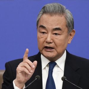中 왕이, 이란 외교장관 통화 “호르무즈 문제 적절히 처리돼야”