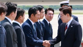 李대통령, 유럽 순방 마치고 귀국…김민석·정청래 영접