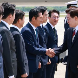 李대통령, 유럽 순방 마치고 귀국…김민석·정청래 영접