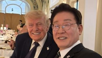 트럼프 옆 이재명…마크롱의 ‘배려’로 90분 한반도 대화