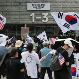 가스총 들고 잠실 시위 참여하려던 80대, 경찰에 제지당해