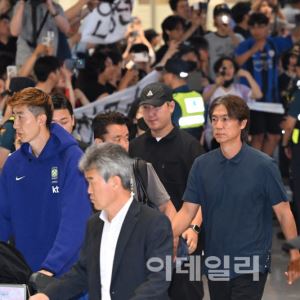 "홍명보 꺼져"...'32강 좌절' 축구대표팀, 팬들 비난 속 씁쓸한 귀국