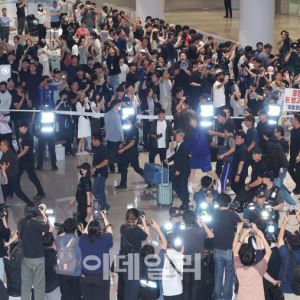 “홍명보 나가” 새벽 공항 뒤덮은 분노…경찰 160명 배치된 대표팀 귀국길