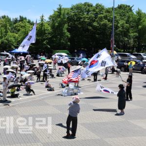 '잠실 개표소 시위' 연습용 수류탄 소지한 20대男, 경찰 조사