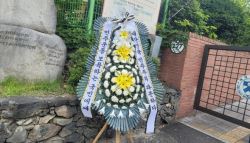 댓글 막고 전번 공개한 배재고...교문 앞 '근조 화환'
