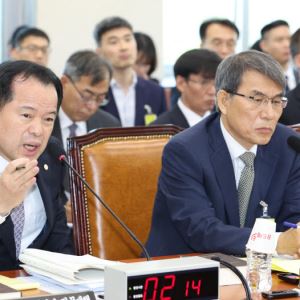 "국회가 우습나"…선관위 '자료 뭉개기·보고서 유출 의혹'에 여야 격분