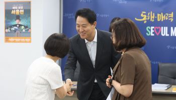 관계자들과 인사하는 오세훈 서울시장