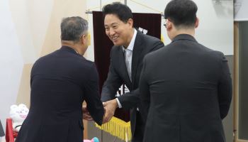 지역아동센터장들과 인사하는 오세훈 시장