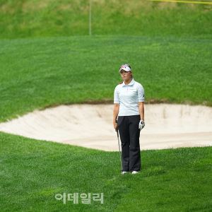 [포토]고은혜,첫 홀 핀을 바라본다
