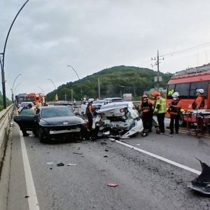인천 왕길고가교 정면충돌 참사…3명 사망, 중앙선 침범 여부 조사