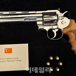 李대통령, 에르도안에게 맞춤형 권총·실탄 선물 받아…靑 “기록관 이관”