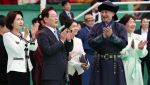 '초원 오찬'으로 환대한 몽골…이 대통령 부부에 조랑말 2마리 선물