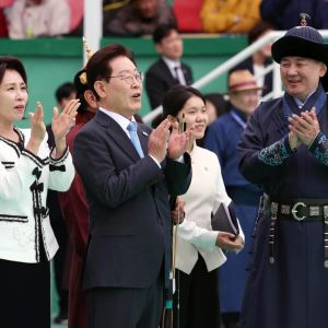 '초원 오찬'으로 환대한 몽골…이 대통령 부부에 조랑말 2마리 선물