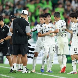 '2008년생 김예건 데뷔골' 전북, 울산 완파하고 2위로 점프(종합)