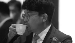 [데스크의 눈]스타벅스 가기 무섭노