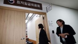 내년 최저임금 1만 700원 확정…올해보다 3.7% 인상(상보)