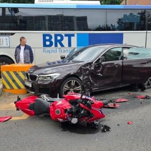 헬멧 썼지만…오토바이 몰던 30대 여성, BMW와 충돌해 사망