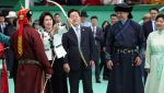 "김혜경 여사, 몽골 대통령과 악수 뒤 손 탈탈"...직전 상황 보니