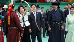 김혜경 여사, 몽골 대통령과 악수 뒤 손 탈탈...직전 상황 보니