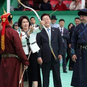 "김혜경 여사, 몽골 대통령과 악수 뒤 손 탈탈"...직전 상황 보니