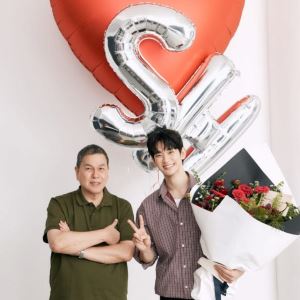 김수현, 1년 4개월 만에 웃는 모습 포착…광고 촬영 현장 공개