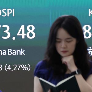 코스피, 하루 만에 7000선 아래로…삼전 5%·하닉 8%대↓